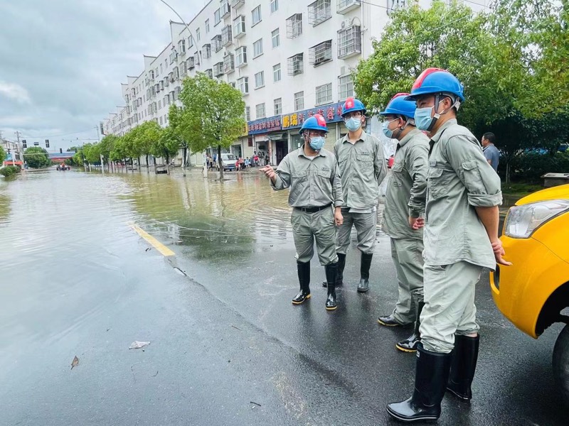 湖北随州曾都区 暴雨巡线路 遇到急诊人 供电急出手